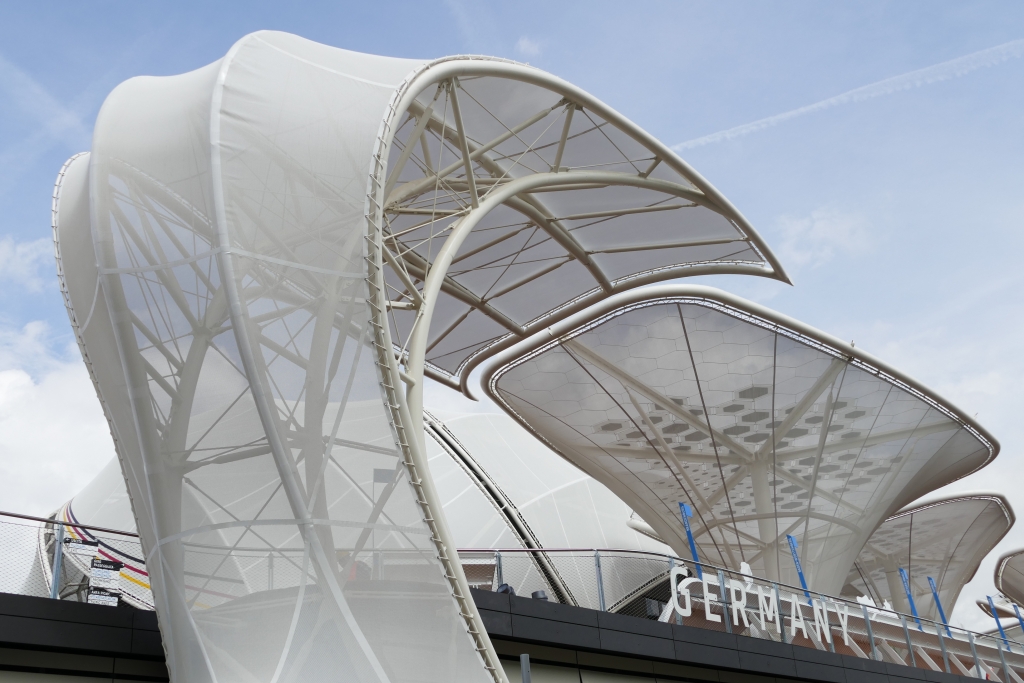 Deutscher-Pavillon-Expo-2015-Membrandach-und-Solar-Tree